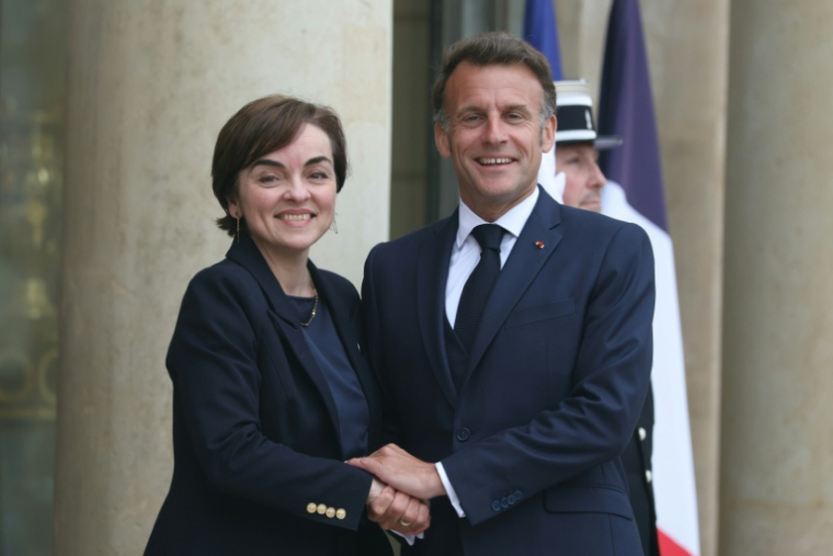 Le président français Emmanuel Macron et la première ministre du Québec, Christine Fréchette, à son arrivée au palais de l'Élysée à Paris, le 18 mai 2026 ( AFP / Alain JOCARD )