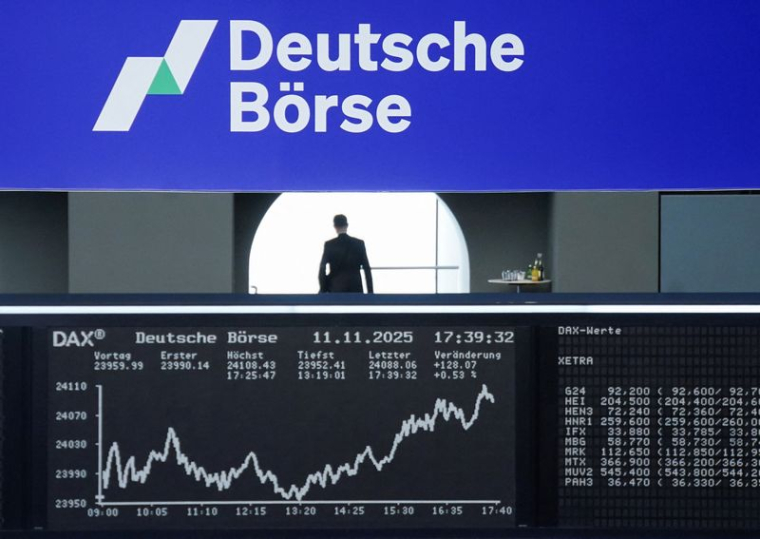 Le graphique de l'indice boursier allemand DAX est affiché à la bourse de Francfort
