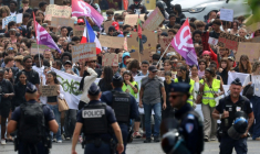 Manifestation lycéenne sous surveillance policière à Saint-Pierre, sur l'île de La Réunion, le 6 octobre 2026 ( AFP / Richard BOUHET )