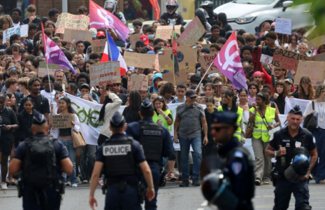 Manifestation lycéenne sous surveillance policière à Saint-Pierre, sur l'île de La Réunion, le 6 octobre 2026 ( AFP / Richard BOUHET )