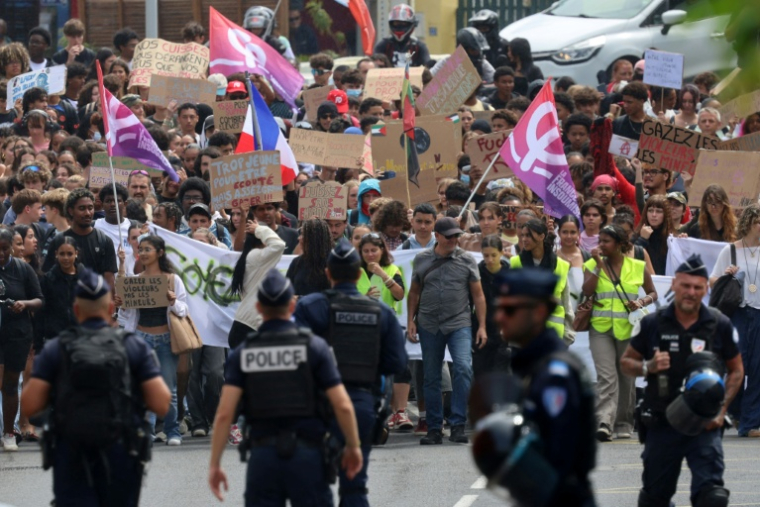 Manifestation lycéenne sous surveillance policière à Saint-Pierre, sur l'île de La Réunion, le 6 octobre 2026 ( AFP / Richard BOUHET )