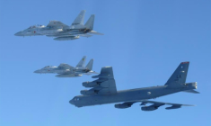 Photo prise le 10 décembre 2025 et diffusée le 11 décembre 2025 par le ministère japonais de la Défense montrant un bombardier stratégique B-52 de l'US Air Force (en bas) et deux chasseurs F-15 des Forces d'autodéfense aériennes japonaises effectuant un exercice conjoint au-dessus de la mer du Japon ( Japan's Ministry of Defense / Handout )