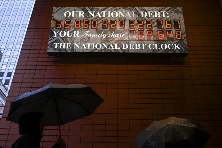 Le compteur de la dette américaine à Manhattan, en avril 2025. (crédit : ANGELA WEISS / AFP)