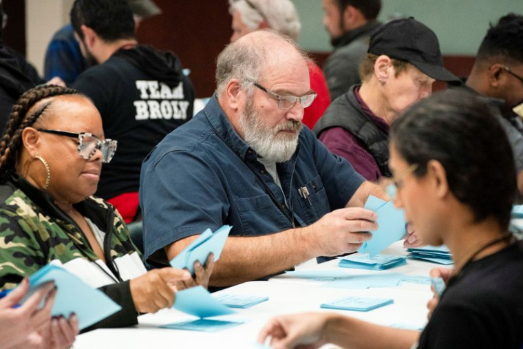 Des membres d'un syndicat comptent les bulletins après un vote sur une nouvelle proposition de contrat de Boeing