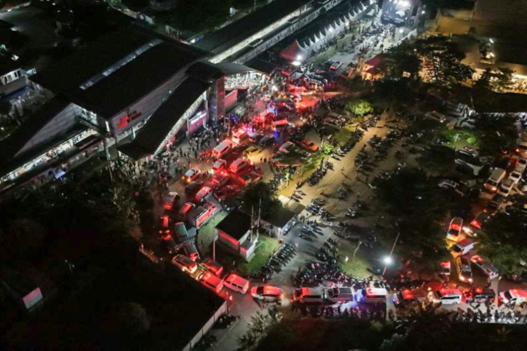 Vue aérienne d'ambulances sur le site d'une collision entre deux trains à la gare de Bekasi Timur à Bekasi, le 27 avril 2026 en Indonésie ( AFP / Taris IMAN )