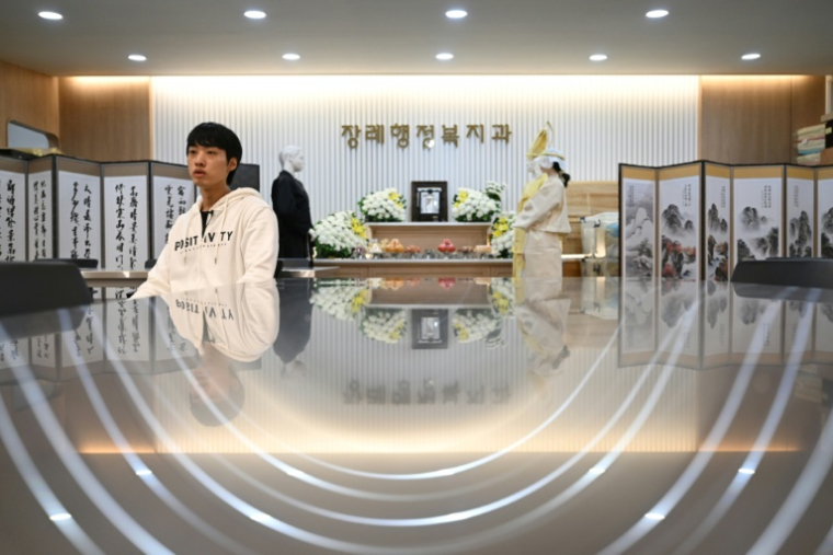 Im Sae-jin, un étudiant en administration de pompes funèbres, lors d'un entretien à l'AFP, le 24 septembre 2025 à Busan, dans le sud-est de la Corée du Sud ( AFP / Jung Yeon-je )