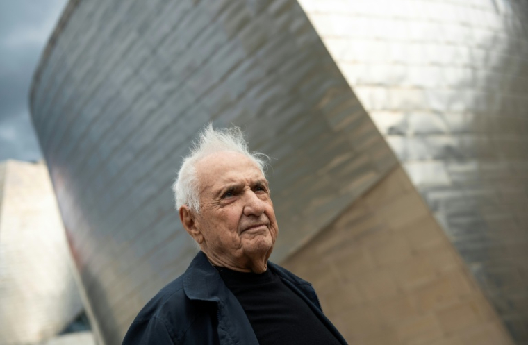 L'architecte américano-canadien Frank Gehry evant le musée Guggenheim de Bilbao, le 17 octobre 2022 en Espagne ( AFP / ANDER GILLENEA )