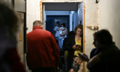 Des habitants de Kiev dans un abri pendant une attaque aérienne russe, le 23 septembre 2026 ( AFP / Genya Savilov )