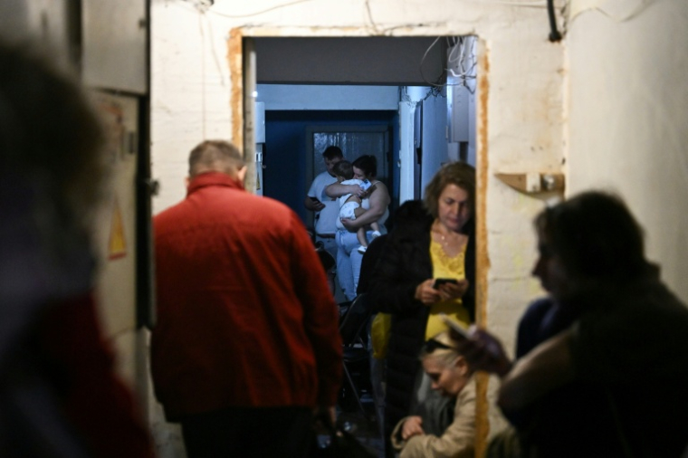 Des habitants dans un abri lors d'une attaque aérienne à Kiev, le 23 septembre 2026 en Ukraine ( AFP / Genya Savilov )