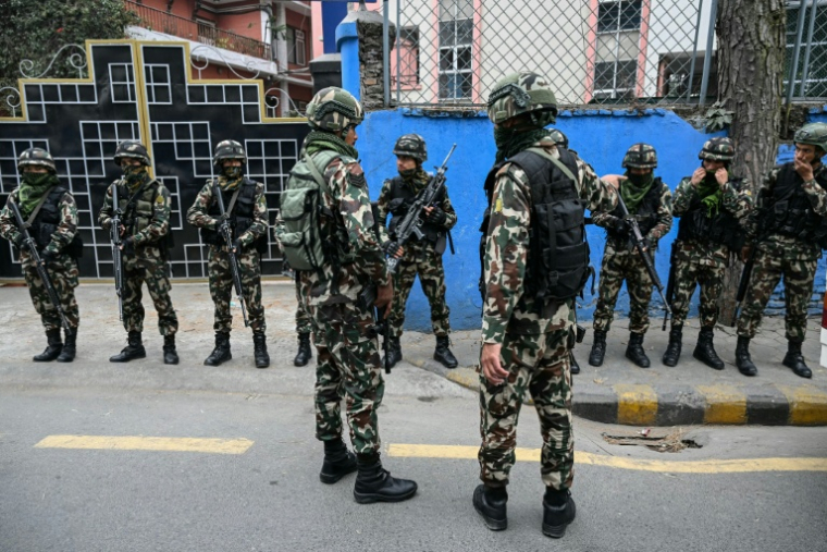 Des forces de sécurité patrouillent devant un centre de dépouillement des votes à Katmandou, au Népal, le 6 mars 2026 ( AFP / Tauseef MUSTAFA )