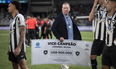 John Textor jette sa médaille après la défaite de Botafogo