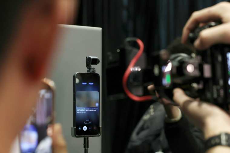 Le chinois Honor présente son tout premier téléphone-robot boosté à l'intelligence artificielle, le 1er mars 2026 à Barcelone  ( AFP / Lluis GENE )