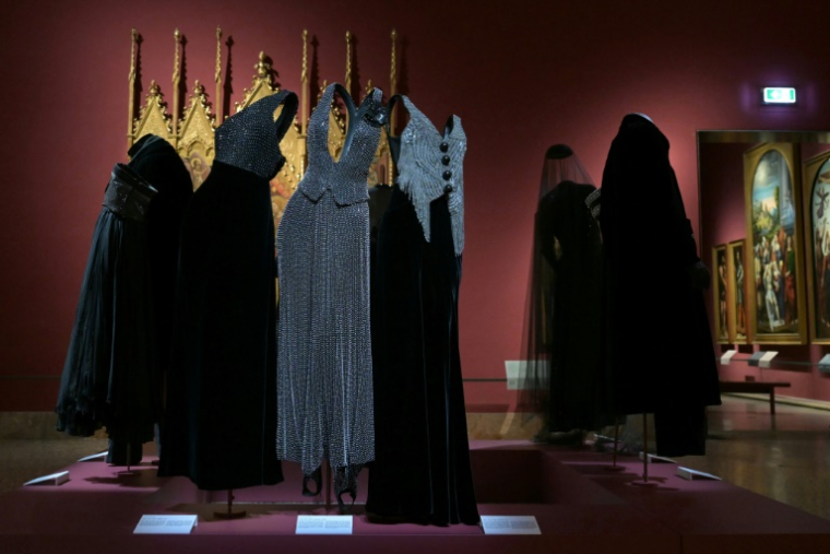 Des créations du styliste italien décédé Giorgio Armani lors de l'avant-première presse de l'exposition Giorgio Armani marquant le 50e anniversaire de la maison de couture, à la Pinacothèque de Brera à Milan, le 23 septembre 2025 ( AFP / Stefano RELLANDINI )