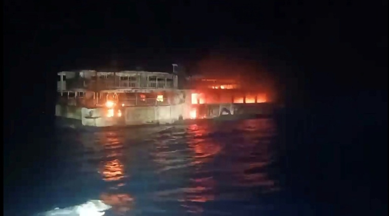 Cette capture d'écran d'une vidéo diffusée par la Garde côtière philippine, réalisée le 9 septembre 2026 et reçue le 10 septembre 2026, montre le ferry qui a pris feu au large de Palawan, dans l'ouest des Philippines ( Philippine Coast Guard (PCG) / - )