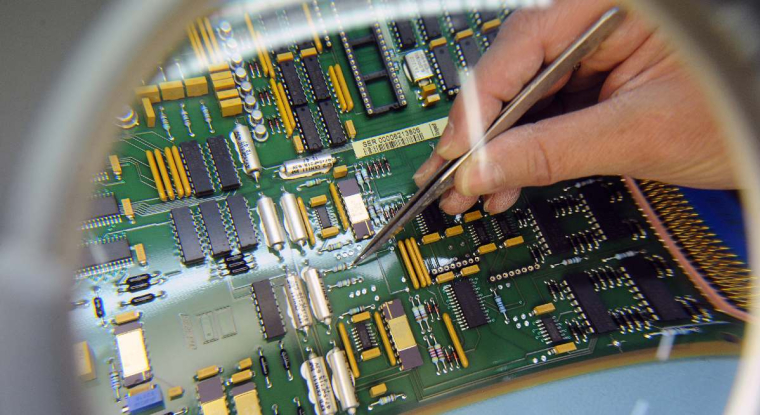 Le titre du groupe spécialisé dans les équipements électroniques progresse de 42% sur un an. (© R.Gabalda / AFP)