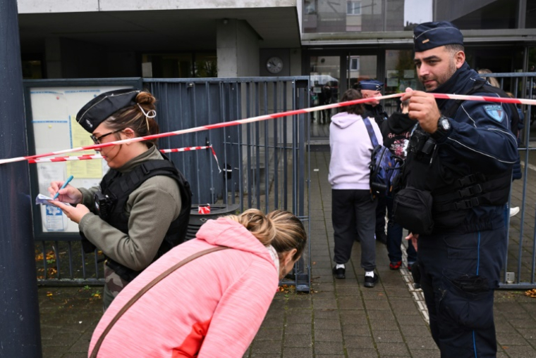 Les élèves entrent dans le collège Robert Schuman à Benfeld, le 24 septembre 2025 ( AFP / SEBASTIEN BOZON )