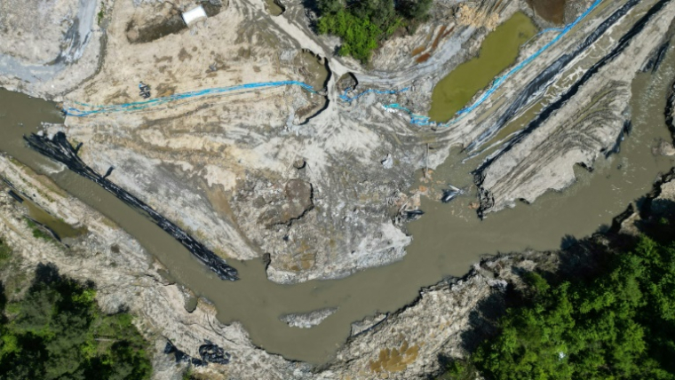 Vue aérienne de la rivière Corund qui a débordé après de fortes intempéries et a inondé la mine historique de sel, le 4 juin 2025 à Praid ( AFP / Daniel MIHAILESCU )