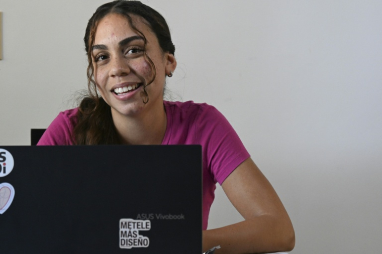 Shalia Garcia, étudiante en dessin industriel, étudie chez elle à La Havane, le 30 avril 2026 ( AFP / YAMIL LAGE )