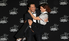 L'animateur Vincent Cerutti et la danseuse et animatrice Fauve Hautot à la cérémonie des NRJ Music Awards à Cannes, le 4 novembre 2017 ( AFP / Valery HACHE )