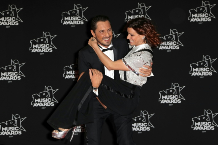 L'animateur Vincent Cerutti et la danseuse et animatrice Fauve Hautot à la cérémonie des NRJ Music Awards à Cannes, le 4 novembre 2017 ( AFP / Valery HACHE )