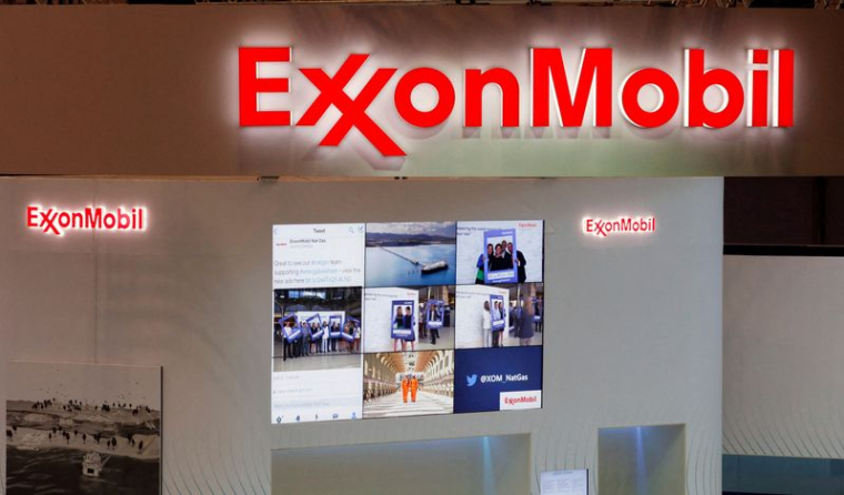 Des logos d'ExxonMobil sont visibles sur son stand à Gastech, le plus grand salon mondial de l'industrie du gaz, à Chiba