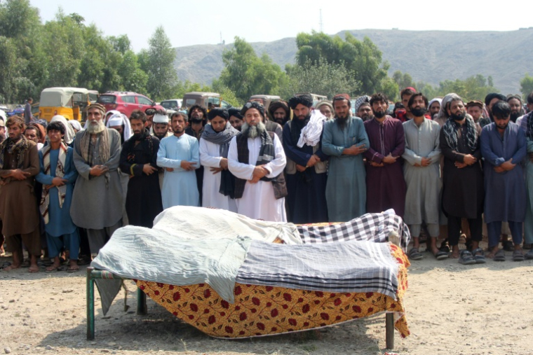 Des villageois célèbrent la prière funéraire pour leurs proches décédés dans une frappe aérienne pakistanaise dans le district de Nurgal, dans la province afghane de Kounar, le 21 septembre 2026 en Afghanistan ( AFP / Aimal ZAHIR )