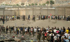 Des soldats espagnols contrôlent des migrants qui retournent au Maroc après avoir franchi la frontière pour entrer dans l’enclave espagnole de Ceuta, en Afrique du Nord, le 31 juillet 2026 ( AFP / JORGE GUERRERO )