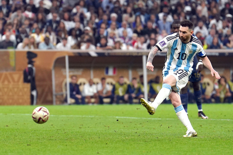 Lionel Messi avait-il touché deux fois le ballon sur son penalty en finale du Mondial 2022 ?