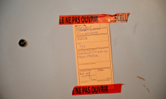 Les scellés sur la porte de l'appartement où ont été retrouvés les corps de deux femmes et un enfant de 20 mois, à Toulouse, le 21 octobre 2026 ( AFP / Matthieu RONDEL )