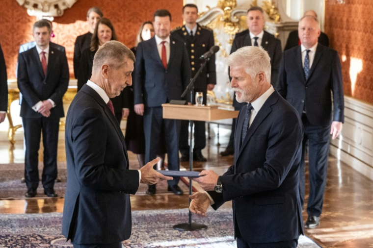 Le président tchèque Petr Pavel (à droite) remet le certificat de nomination à Andrej Babis (à gauche), chef du parti ANO ("OUI"), lors de sa prise de fonction comme nouveau Premier ministre le 9 décembre 2025 au château de Prague, en République tchèque ( AFP / Michal Cizek )