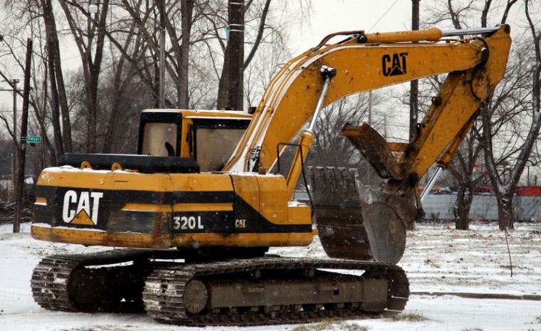 Une pelleteuse Caterpillar sur un chantier à Détroit,