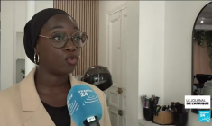 Un manque de formation sur les cheveux texturés dans les salons de coiffure français