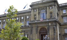 Les drapeaux flottent sur le toit du ministère français des Affaires étrangères et européennes à Paris