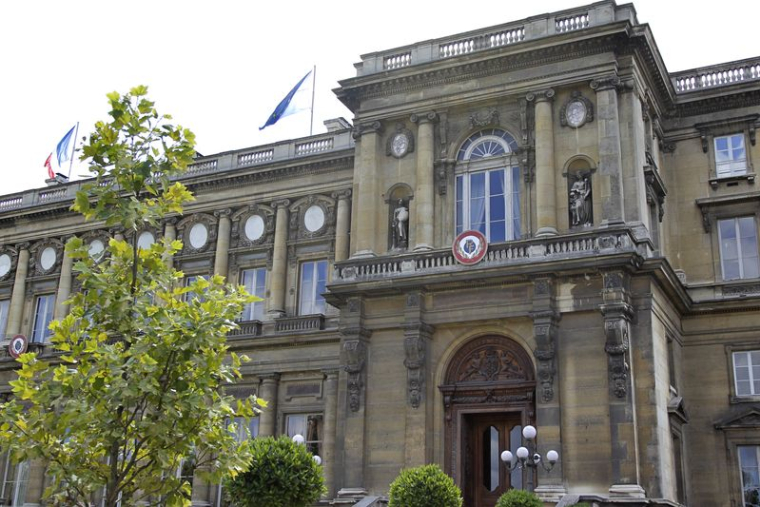 Les drapeaux flottent sur le toit du ministère français des Affaires étrangères et européennes à Paris