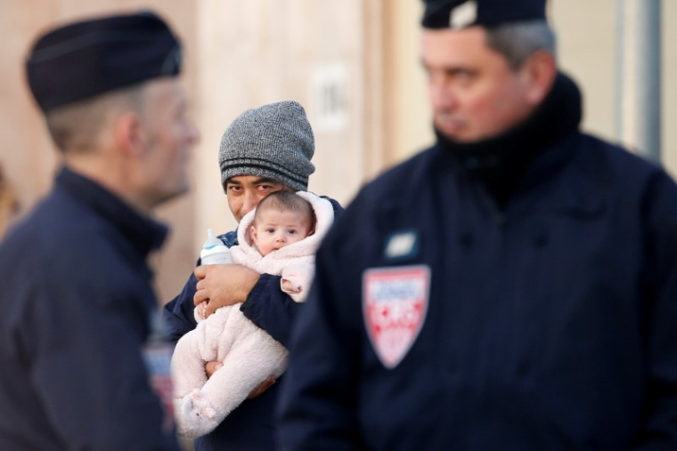 PARIS A SUSPENDU LES EXPULSIONS D'AFGHANS, DIT LE MINISTÈRE DE L'INTÉRIEUR