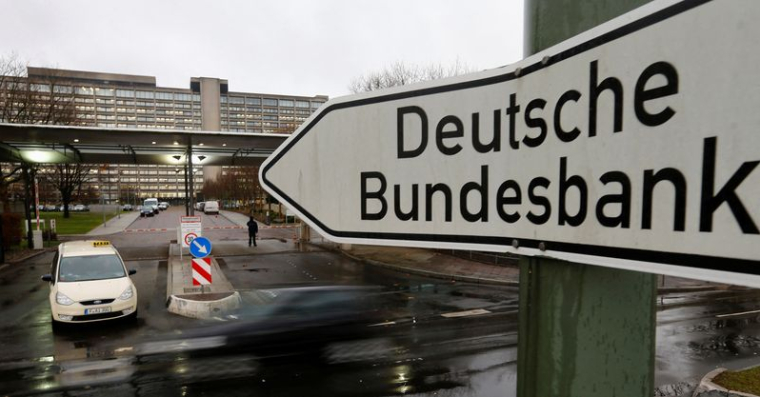 Un panneau est visible à l'extérieur du siège de la banque fédérale allemande Deutsche Bundesbank à Francfort