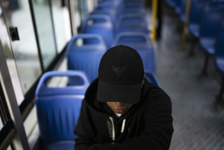 Un policier en civil à bord d'un bus de la compagnie Santa Catalina dans le district populaire de San Juan de Lurigancho, le 8 avril 2026 à Lima ( AFP / ERNESTO BENAVIDES )