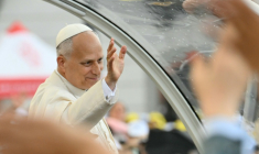 Le pape Léon XIV salue la foule lors d'une visite à Naples, le 8 mai 2026 ( AFP / Alberto PIZZOLI )
