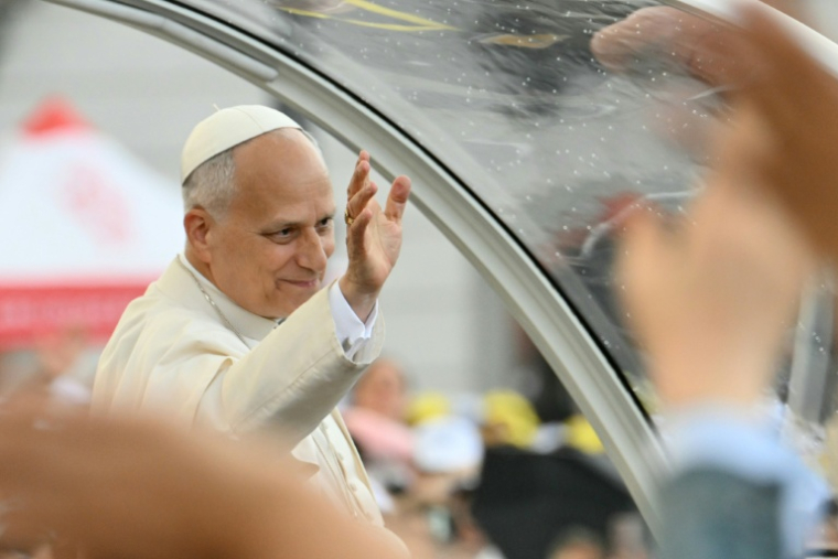 Le pape Léon XIV salue la foule lors d'une visite à Naples, le 8 mai 2026 ( AFP / Alberto PIZZOLI )