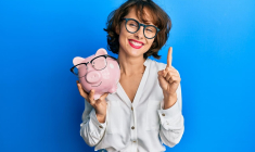 (Crédits photo : Adobe Stock - Femme souriante posant une question bancaire sur les dates de valeur)