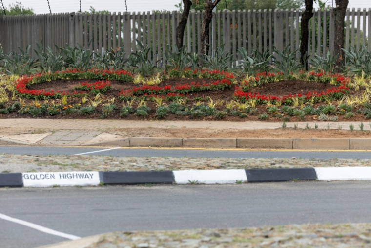 Une vue générale des fleurs disposées pour former les lettres "G20" à l'extérieur du Centre NASREC Expo à Johannesburg, le 4 novembre 2025, où se tiendra le prochain sommet du G20. ( AFP / Wikus de Wet )
