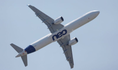Un Airbus A321 neo effectue une démonstration aérienne lors de la première journée du 52e Salon du Bourget, à l'aéroport du Bourget, près de Paris