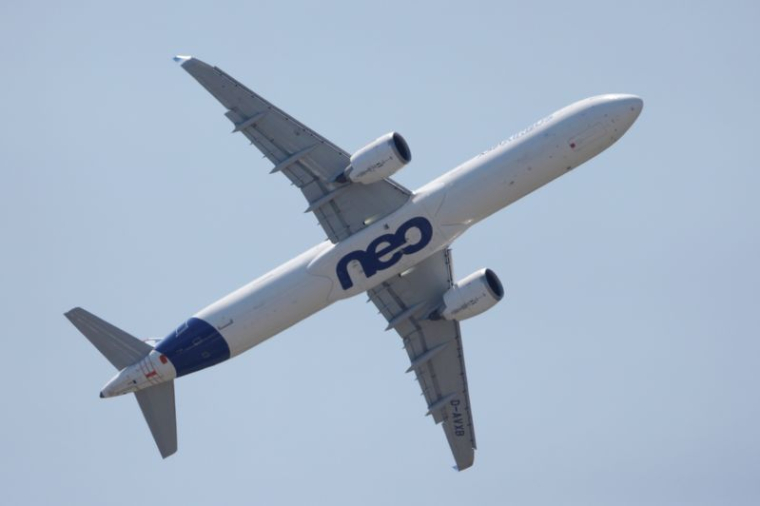 Un Airbus A321 neo effectue une démonstration aérienne lors de la première journée du 52e Salon du Bourget, à l'aéroport du Bourget, près de Paris