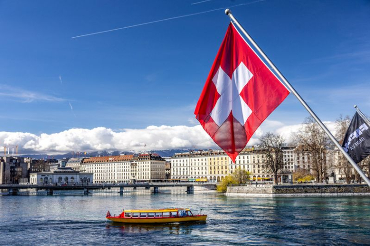 Le drapeau suisse au port de Genève