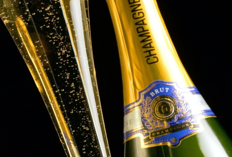 Une flûte et une bouteille de champagne à Reims, le 11 décembre 2008 dans la Marne ( AFP / FRANCOIS NASCIMBENI )