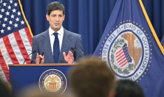 Kevin Warsh, le nouveau président de la Fed, lors de sa première conférence de presse. (Crédits: Federal Reserve)