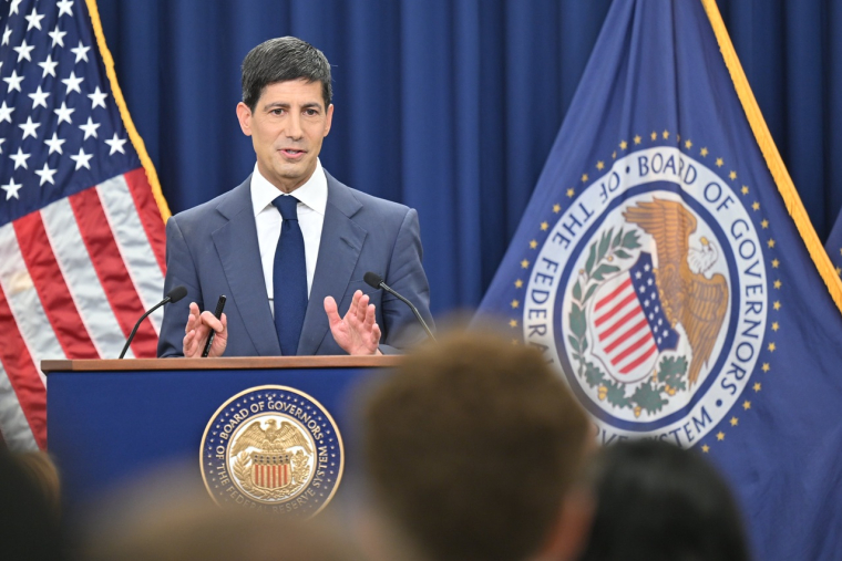Kevin Warsh, le nouveau pr&eacute;sident de la Fed, lors de sa premi&egrave;re conf&eacute;rence de presse. (Cr&eacute;dits: Federal Reserve)