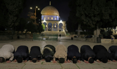 Des fidèles musulmans rassemblés près du Dôme du Rocher, dans l'enceinte de la mosquée Al-Aqsa, pour la prière de l'aube (fajr) à Jérusalem, le 9 avril 2026 ( AFP / AHMAD GHARABLI )