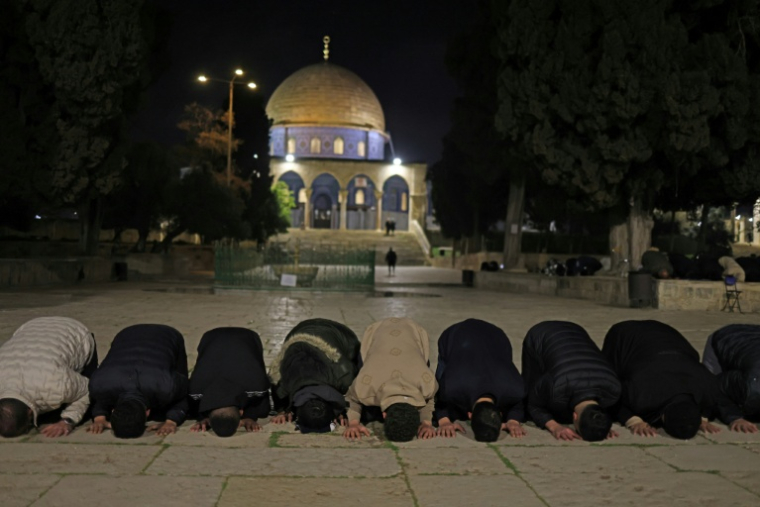 Des fidèles musulmans rassemblés près du Dôme du Rocher, dans l'enceinte de la mosquée Al-Aqsa, pour la prière de l'aube (fajr) à Jérusalem, le 9 avril 2026 ( AFP / AHMAD GHARABLI )