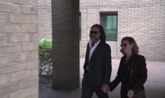 Russell Brand quitte le tribunal après la sélection du jury dans le cadre de son procès